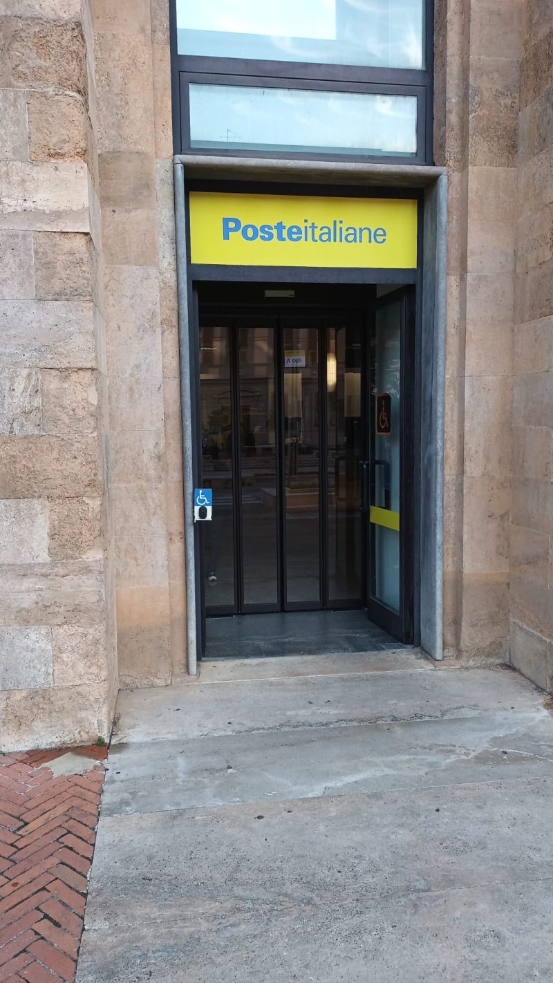 Poste Italiane, installata la porta accessibile alla Spezia: vincono la consulta disabili e la Cgil