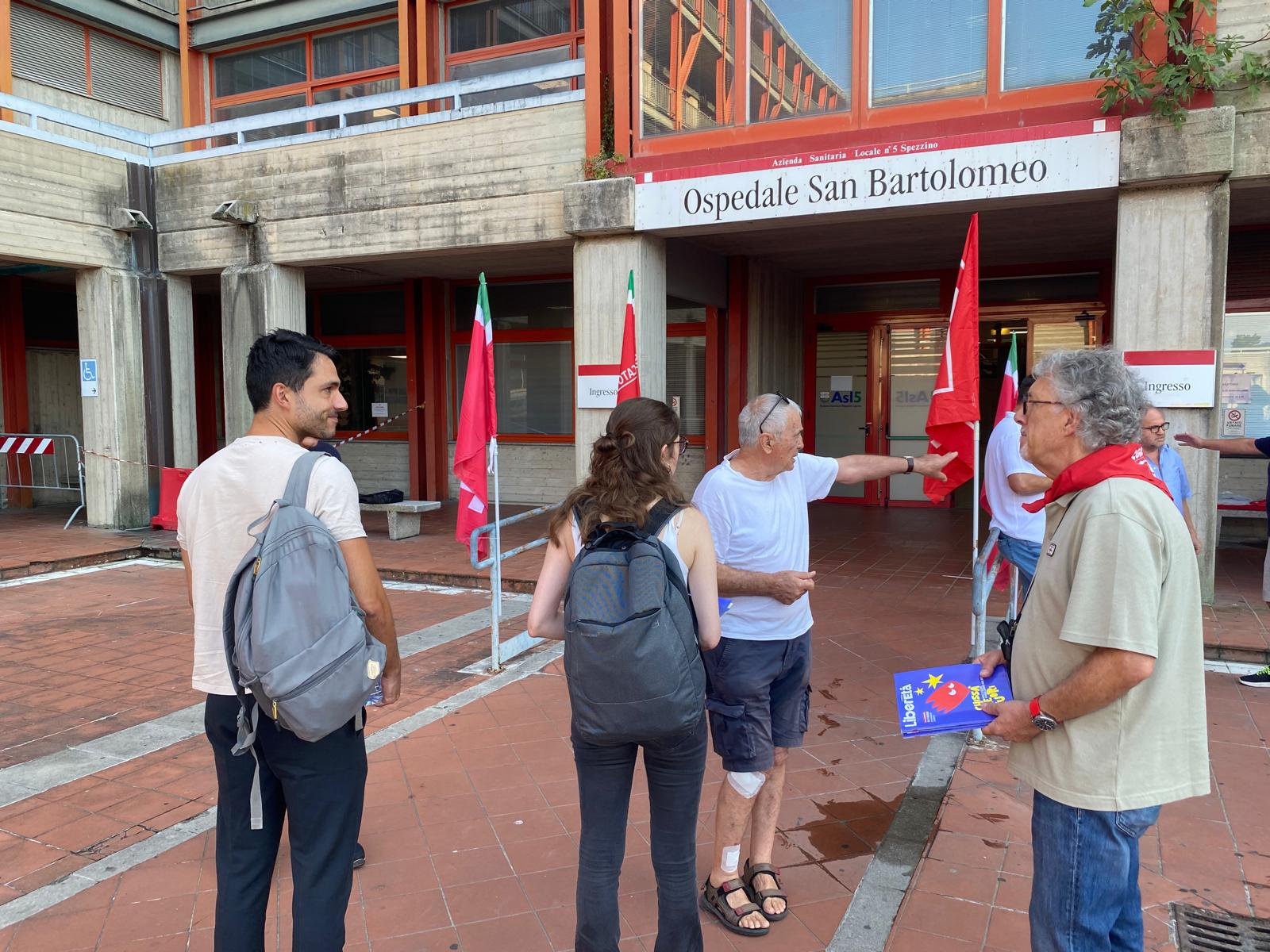 Ospedale San Bartolomeo di Sarzana: grande partecipazione al presidio della Cgil. Comiti: “Basta emergenze estive, l’Asl intervenga subito”