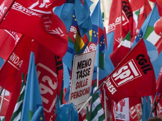 Manovra, pensionati in piazza in tutta Italia contro stop a rivalutazione bandiere spi fnp uilp manifestazione