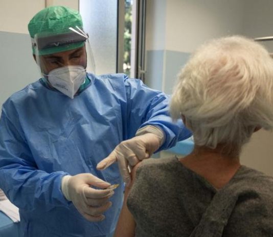 Bonino (Fisac Cgil) e Allegretti (Slc Cgil): “subito il vaccino alle categorie che erogano servizi”