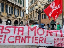 foto striscione basta morti nei cantieri