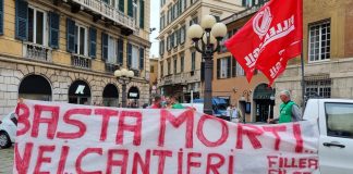 foto striscione basta morti nei cantieri