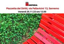 Una panchina rossa alla Piazzetta dei Diritti