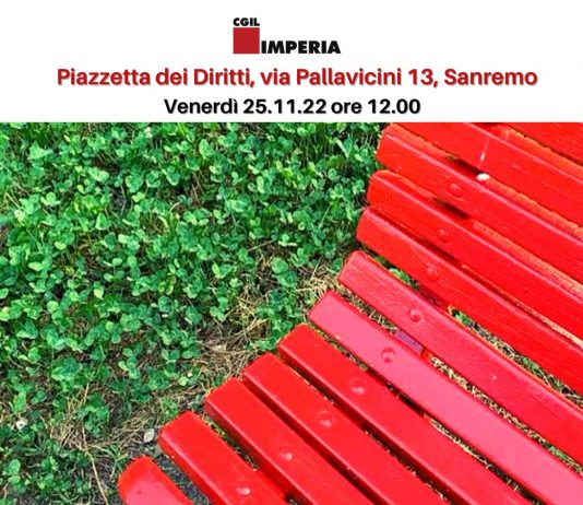 Una panchina rossa alla Piazzetta dei Diritti