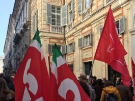 Presidio lavoratori carrellini a bordo Intercity presidio contro ridimensione municipi