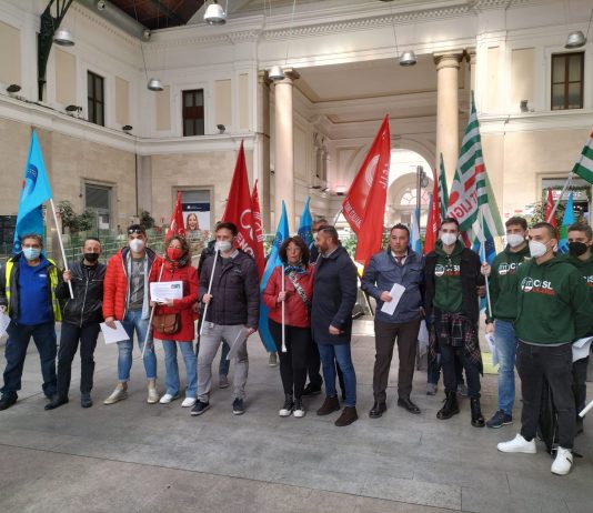 Servizio ristori a bordo degli intercity: volantinaggio dei sindacati in stazione Principe