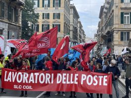 Presidio dei lavoratori di Poste Italiane a Genova. I sindacati: “No alla privatizzazione di un servizio fondamentale”