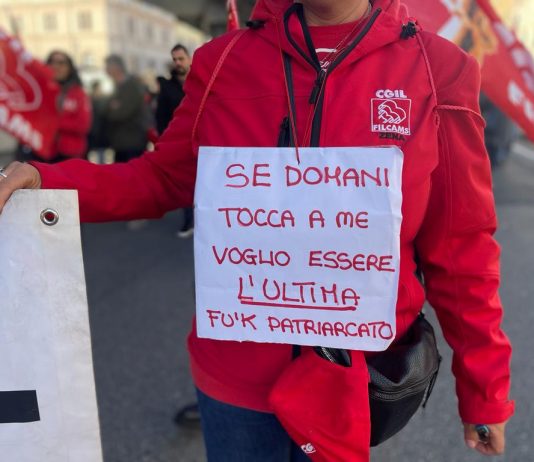 “Adesso basta stragi di donne!”. L’appello contro la violenza sulle donne letto dal palco della manifestazione