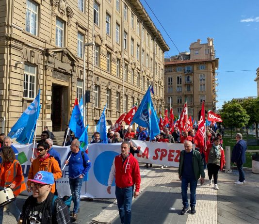 Un migliaio in corteo alla Spezia per lo sciopero generale di Cgil e Uil:”Basta morti sul lavoro”