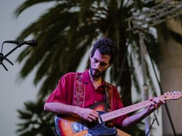 Samuele “Sem” Puppo: chi è il giovane cantante chitarrista che si esibirà al Primo Maggio 2024 della Cgil ai Giardini Luzzati