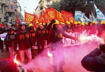 Genova: la polizia lancia i lacrimogeni sui lavoratori Ilva e sui partecipanti al corteo. CGIL “deriva reazionaria del Governo”