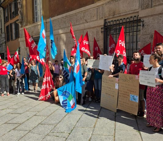 Gaslini, è in corso il presidio del personale dell’ospedale davanti alla Prefettura di Genova