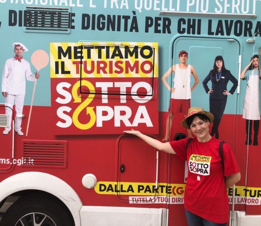 “Mettiamo il turismo sottosopra”: la campagna per i diritti dei lavoratori stagionali oggi a San Terenzo (SP)